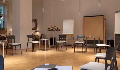 Sesselkreis-mit-Moderationszeug